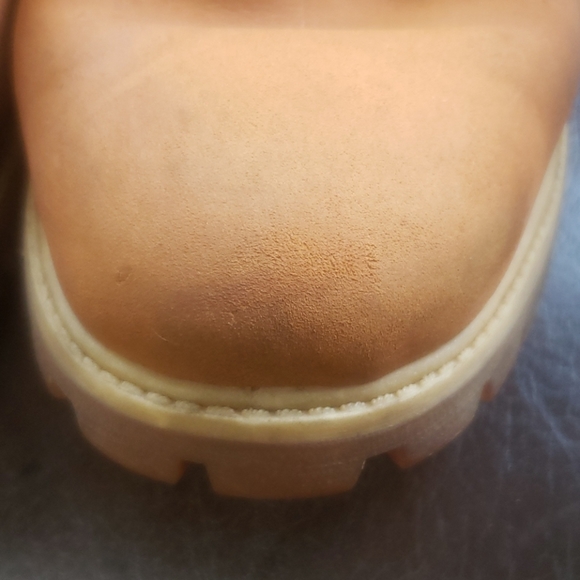 10 1/2 Butter Tims used some scuffs. Pic 5,6,7